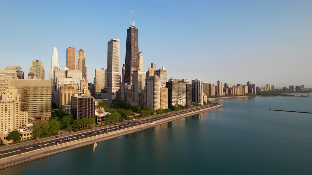 edificios altos de chicago a lo largo del lago michigan y el tráfico de la ciudad drone