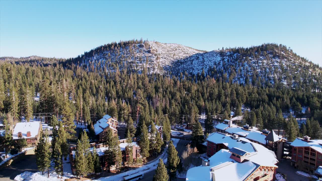 눈 덮인 산의 팬 및 틸트 업