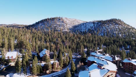 panorámica e inclinación hacia arriba de montañas nevadas