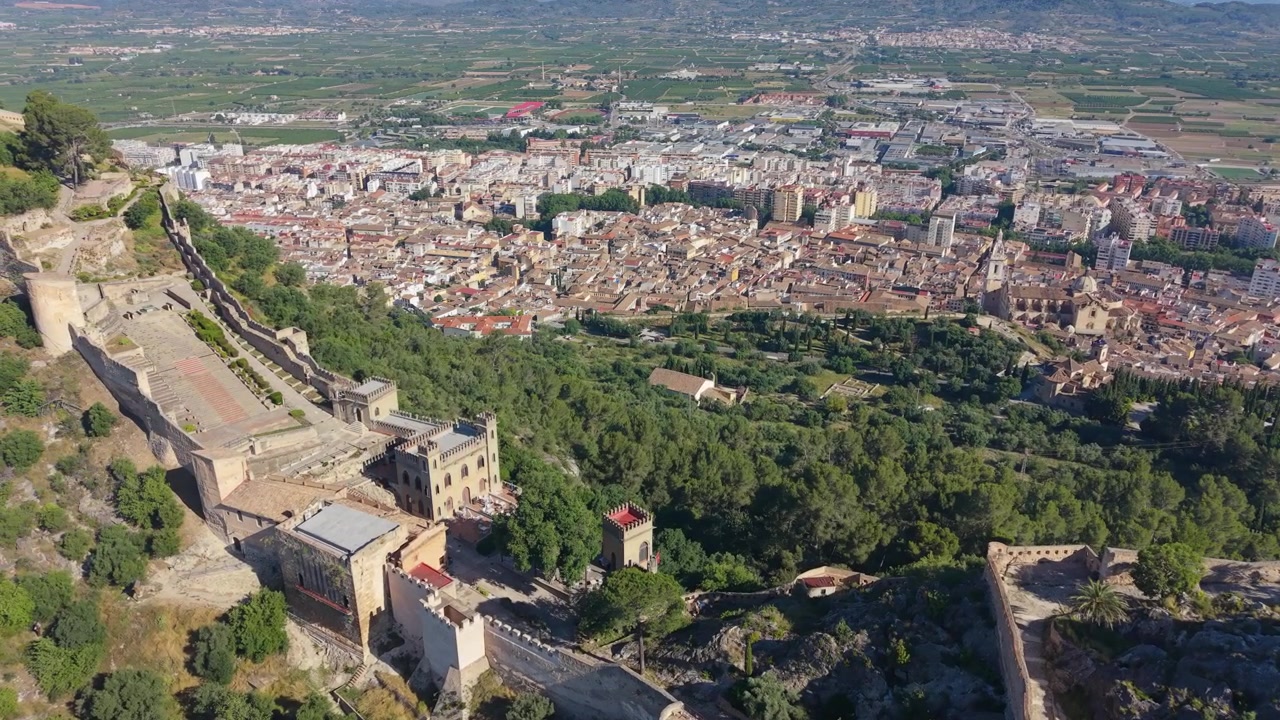 Vista aerea con drone dal Castello di Xàtiva che domina il centro storico di Xàtiva, Spagna, con mura medievali, paesaggio urbano e campagna circostante
