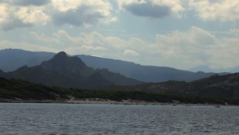 La-Remota-Playa-De-Saleccia-Del-Norte-De-La-Isla-De-Córcega-En-Francia-Vista-Desde-Un-Barco-En-Un-Día-Nublado