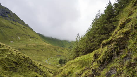 lapso de tempo de uma paisagem cênica com colinas rurais e nuvens rolantes em gleniff horshoe, no condado de sligo, na irlanda