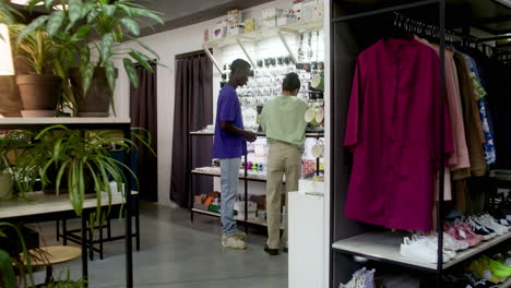 joven en una tienda