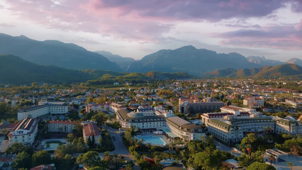 해가 지는 산 속 의 휴양 도시 의 파노라마 풍경