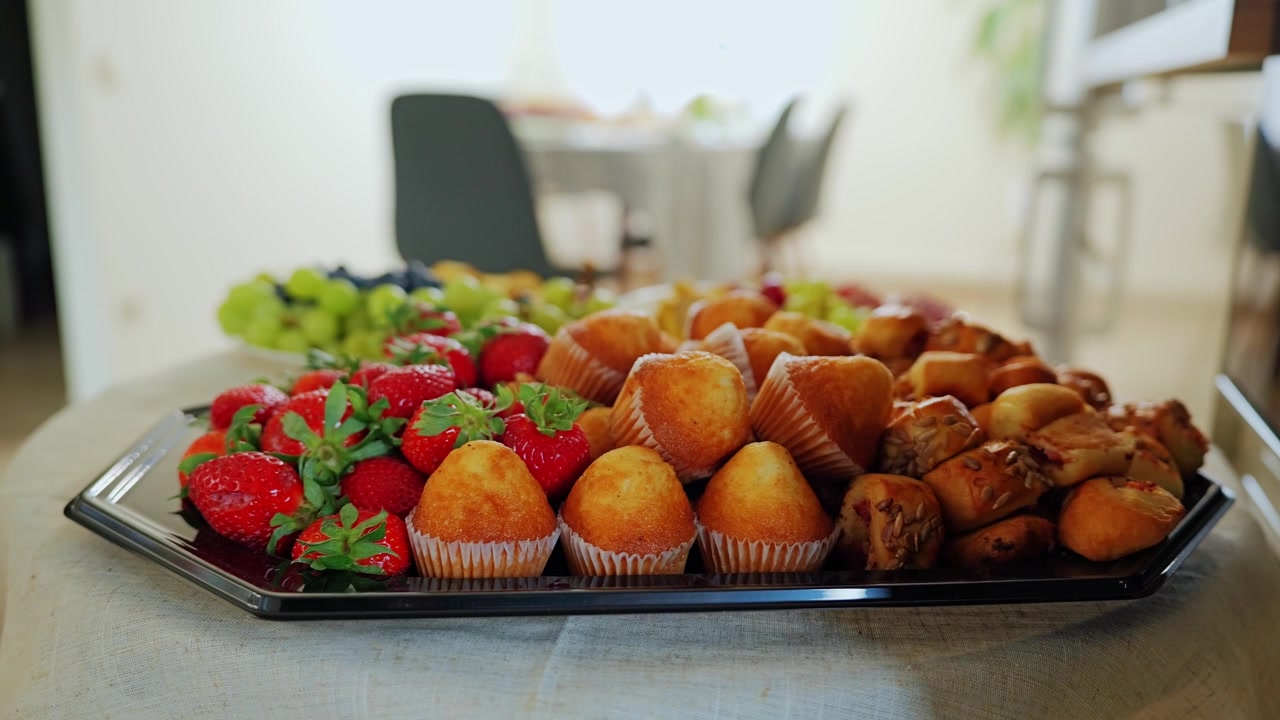Varietà di prodotti da forno e frutti di bosco disposti magnificamente, creando un'atmosfera invitante.