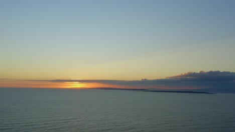 Hermosa-Puesta-De-Sol-Sobre-El-Océano-Atlántico-Con-Las-Islas-Aran-Visibles-En-El-Horizonte