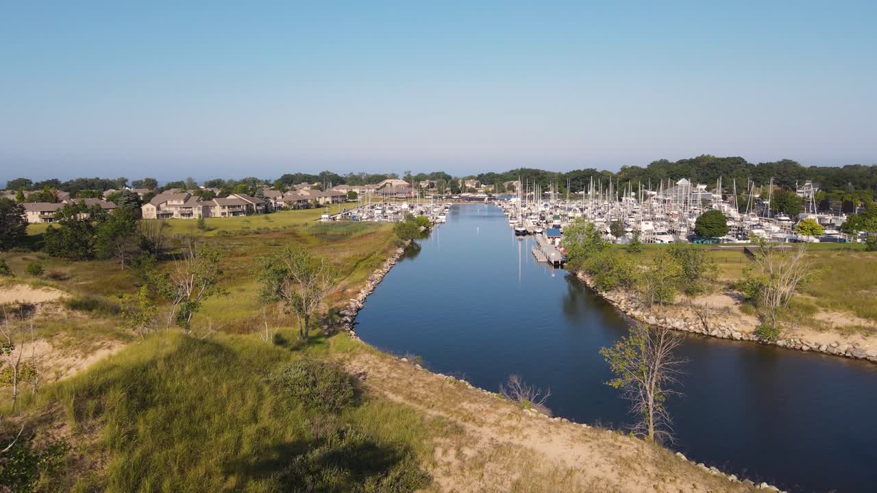 海港入口pov 穿過水面
