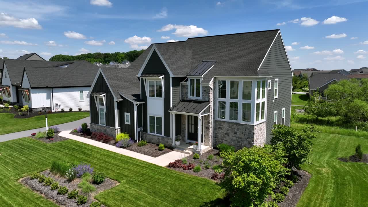 moderna casa unifamiliar con un limpio jardín verde en el vecindario de los suburbios estadounidenses