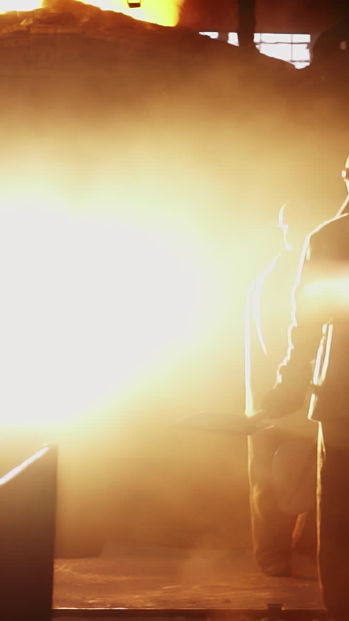 trabajadores industriales en una fábrica de acero