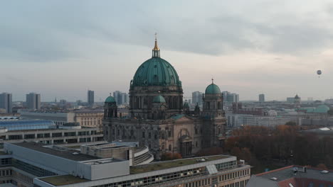 Adelante-E-Incline-Hacia-Abajo-Revelando-El-Edificio-Histórico-De-La-Iglesia-Evangélica-Berliner-Dom,-La-Catedral-De-Berlín.-Cielo-Nublado.-Berlín,-Alemania.