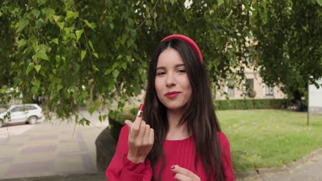 Chica-Elegante-En-Rojo-Pinta-Labios-Con-Lápiz-Labial