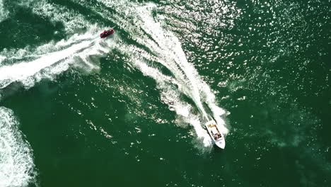 Vogelperspektive-Aus-Der-Vogelperspektive-Auf-Die-Wasserchoreografie-Von-Yachten-Und-Jetskis