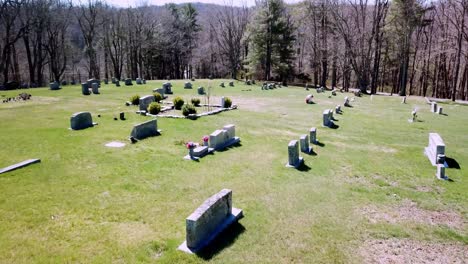 Paso-Elevado-Aéreo-Suave-De-Lápida-En-El-Cementerio