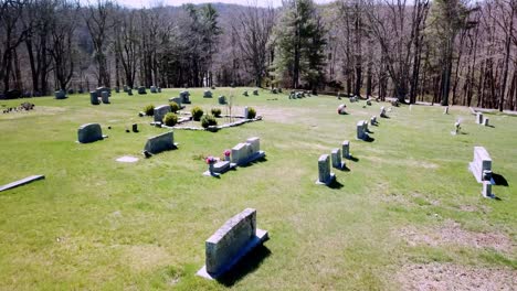paso elevado aéreo suave de lápida en el cementerio