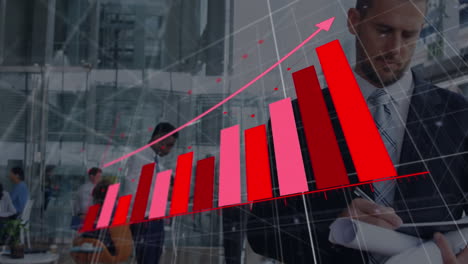 animación de flecha en gráficos de barras en crecimiento sobre diversas personas que usan teléfonos celulares y tabletas digitales