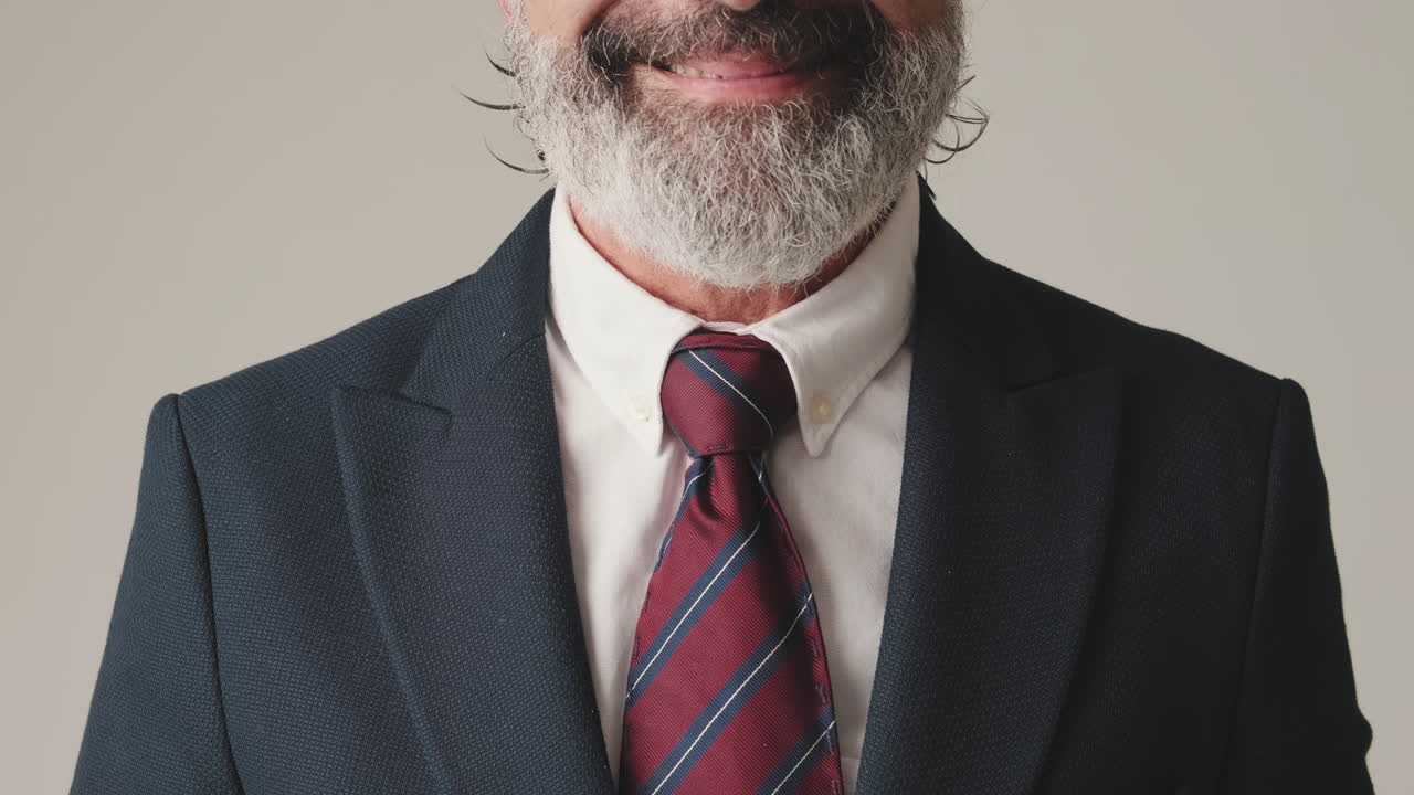 Empresario feliz vistiendo traje y corbata a rayas