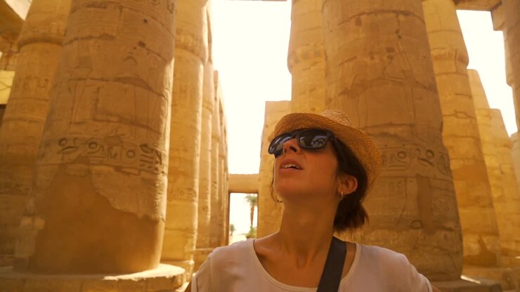 Mulher explorando as ruínas de um templo antigo