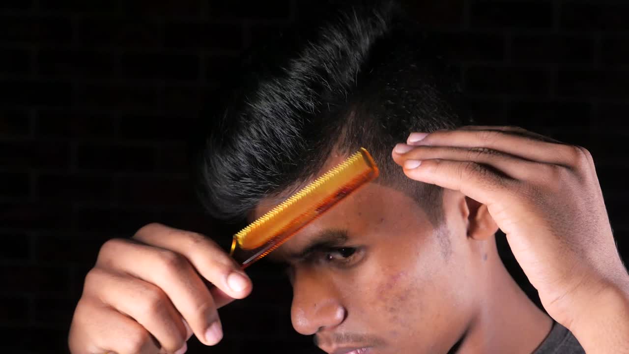 머리카락을 고 있는 젊은 남자