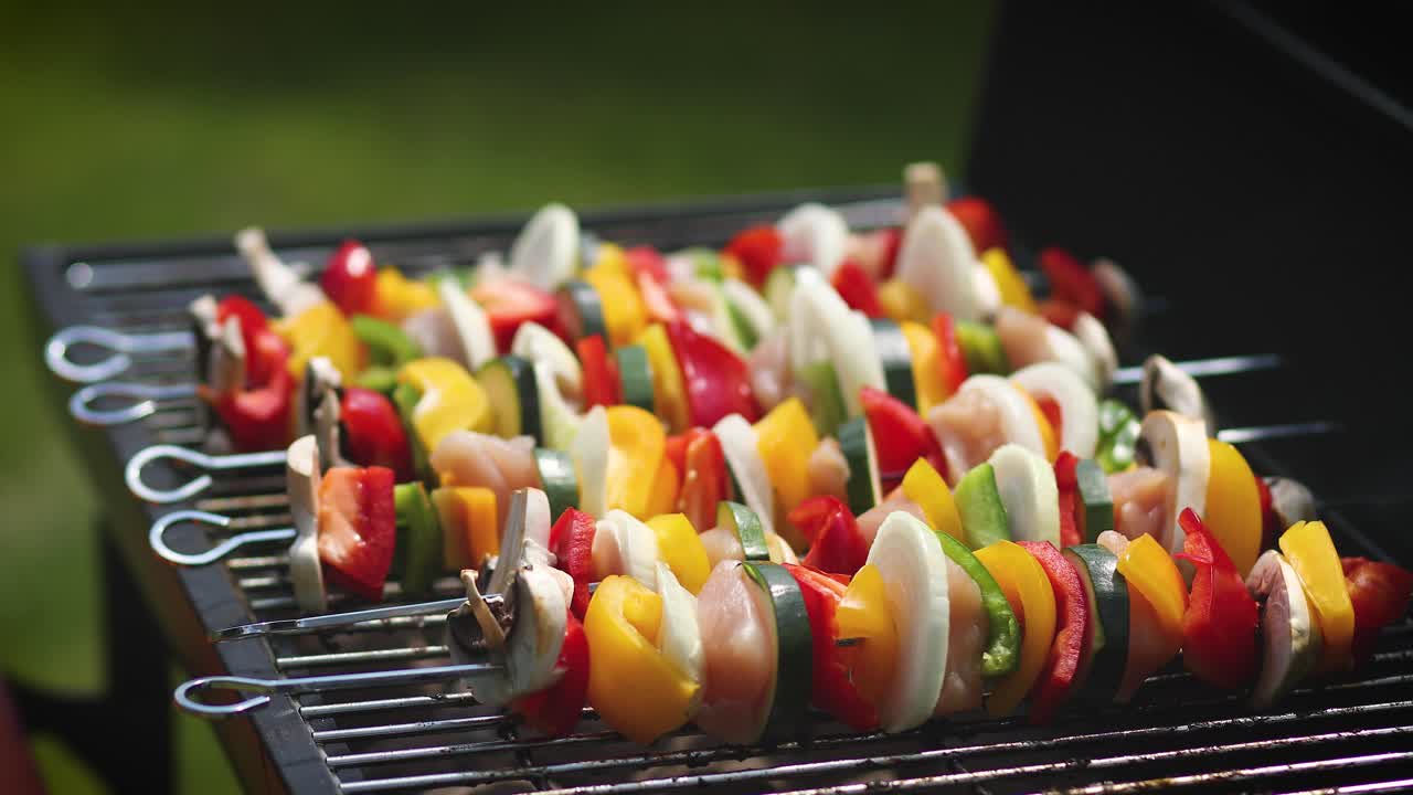 Spiedini grigliati colorati e gustosi per barbecue estivo all'aperto
