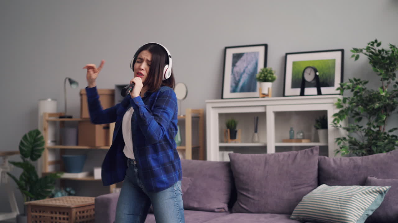 mujer bailando en su sala de estar