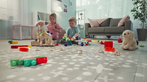 Kinder-Spielen-Mit-Babypuppe-Und-Flugzeug,-Die-In-Der-Nähe-Des-Hauses-Sitzen