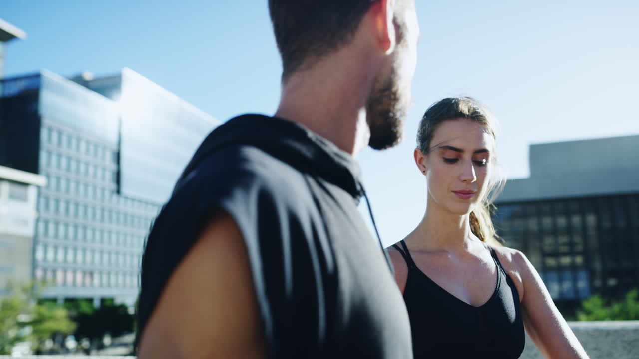 pareja al aire libre en la ciudad