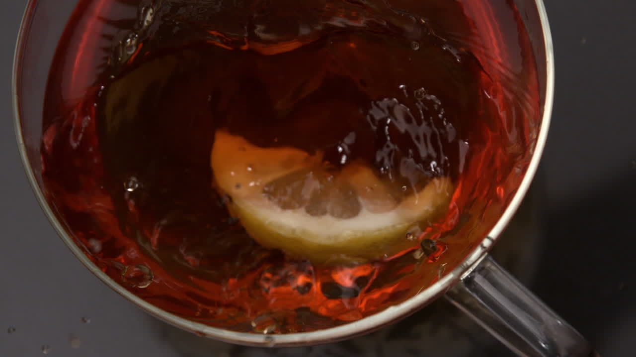 차 한 잔 에 떨어지는 레몬 조각