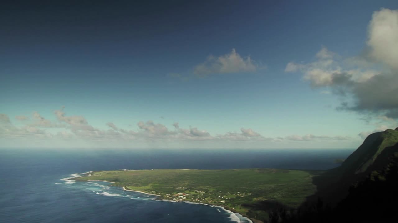 lapso de tiempo de las nubes sobre la cima de una montaña y la playa en una isla tropical