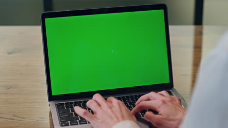 los dedos del redactor enviando mensajes de texto chromakey portátil de la oficina de primer plano. las manos de la mujer trabajando