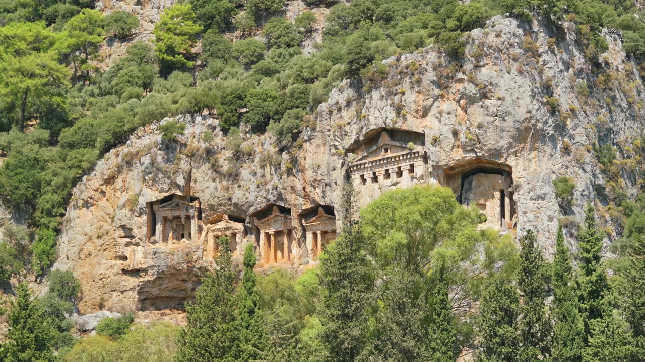 Antiche tombe rupestri licie scavate nella scogliera a Dalyan, Turchia