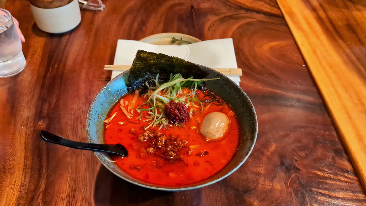 sopa tradicional japonesa de comida sopa de miso roja con algas y huevo