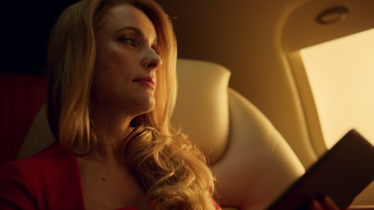 비즈니스 제트 여행에서 일하는 우아한 관리자 태블릿. 손을 들고 패드 클로즈업