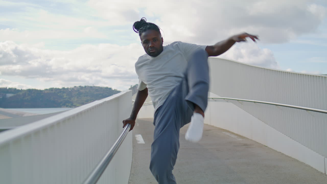 coreógrafo sensual realizar danza puente moderno vertical. hombre elegante bailando
