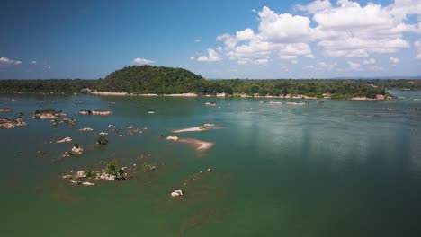 Mekong-Flussinseln-Bilden-Sich,-Wenn-Das-Wasser-An-Der-Grenze-Zu-Laos-Und-Kambodscha-Abfällt