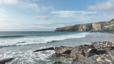 Playa-De-Trebarwith,-Cornualles,-Vuelo-Aéreo-A-Través-Del-Hermoso-Mar-Hasta-Los-Acantilados-Del-Promontorio---Mavic-3-Cine-Prores-422---Clip-1