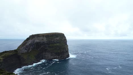 el dron revela morro do castelo branco y el istmo que lo une a la isla