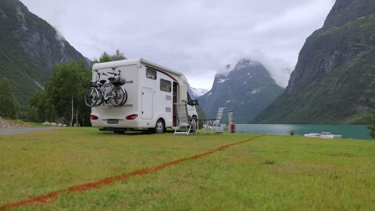 가족 휴가 여행 트럭, 휴가 여행 모터카, 카라반 자동차 휴가.