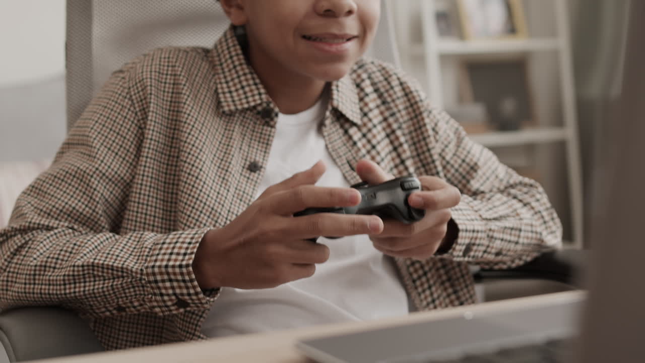 ragazzo che gioca con il controller della console