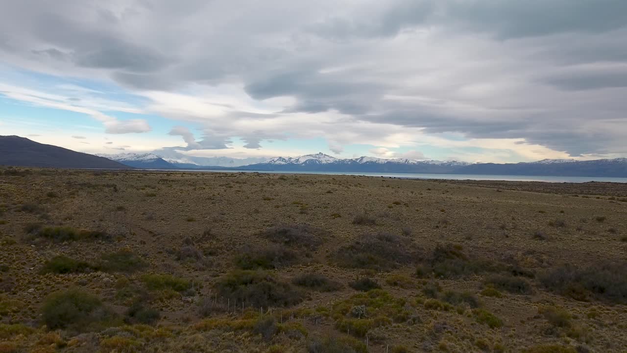 hermosa antena de la patagonia cerca de la orilla del lago argentina el calafate argentina 2