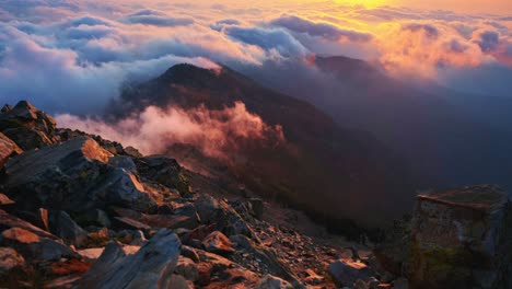 hermoso lapso de tiempo de nubes en la cima de una montaña rocosa formándose y dispersándose