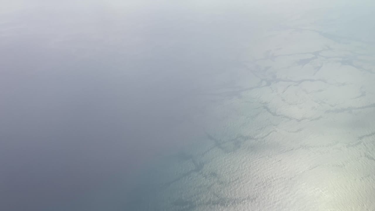 vista de las aguas del océano desde la ventana de un avión sobre florida