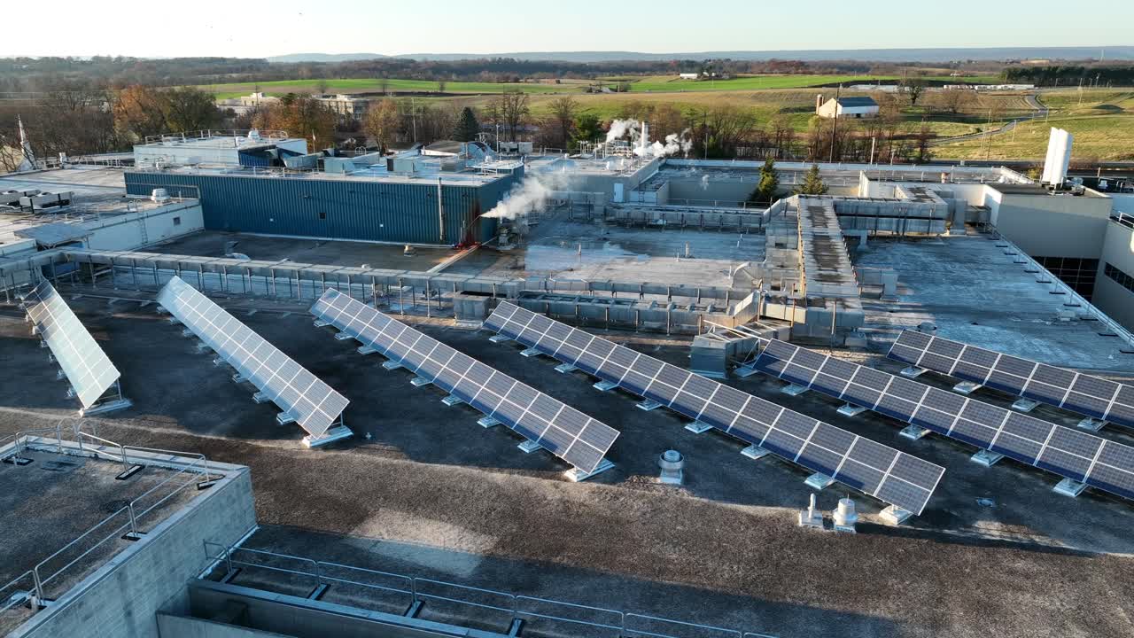 paneles solares y chimeneas, unidades hvac en oficinas industriales, techos de fábricas en los estados unidos