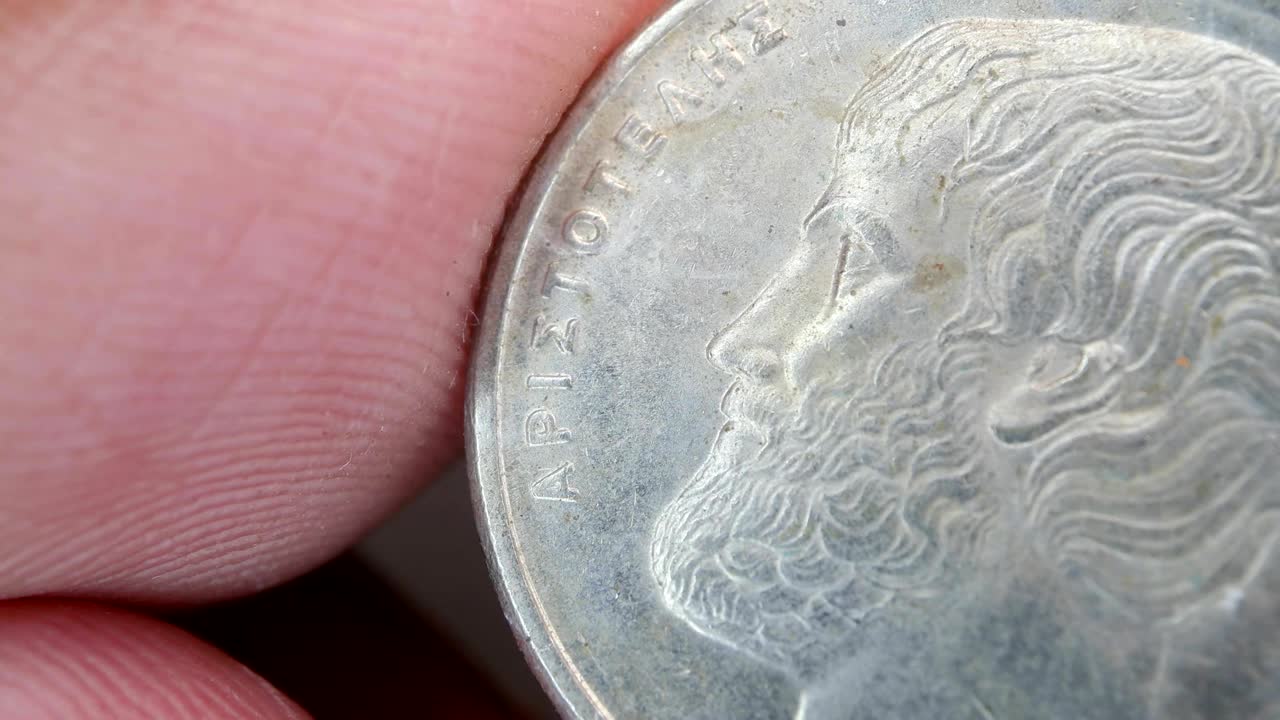 primer plano de monedas muy antiguas