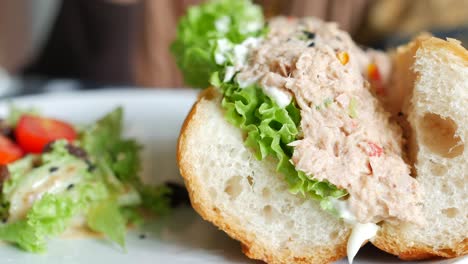 Thunfischsandwich-Mit-Mayonnaise-Auf-Einem-Teller-Auf-Dem-Tisch