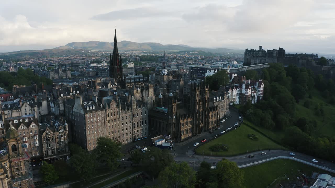 Vista aérea da área central de Edimburgo com inúmeras capelas, bares e marcos históricos no horizonte.