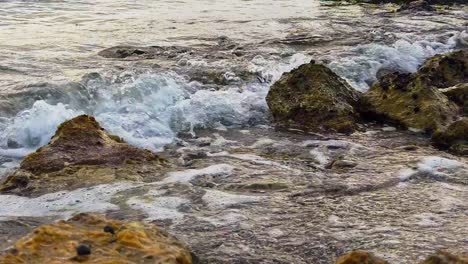 Olas-Que-Vienen-Golpeando-Las-Rocas-Mientras-Todavía-Van-A-Aterrizar