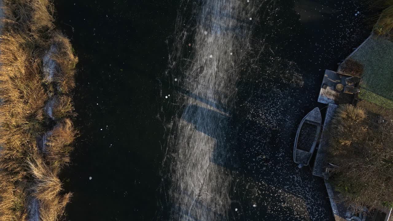 gente caminando sobre un río congelado con huellas de patinaje sobre hielo durante el invierno en los países bajos