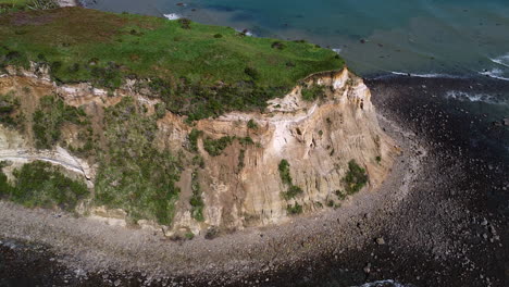 promontorio escénico en la playa de maketu en la isla norte, nueva zelanda - toma aérea de drones