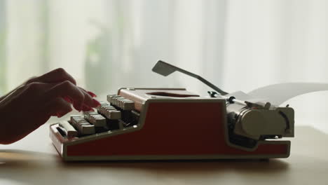 mujer escribiendo en una máquina de escribir de época