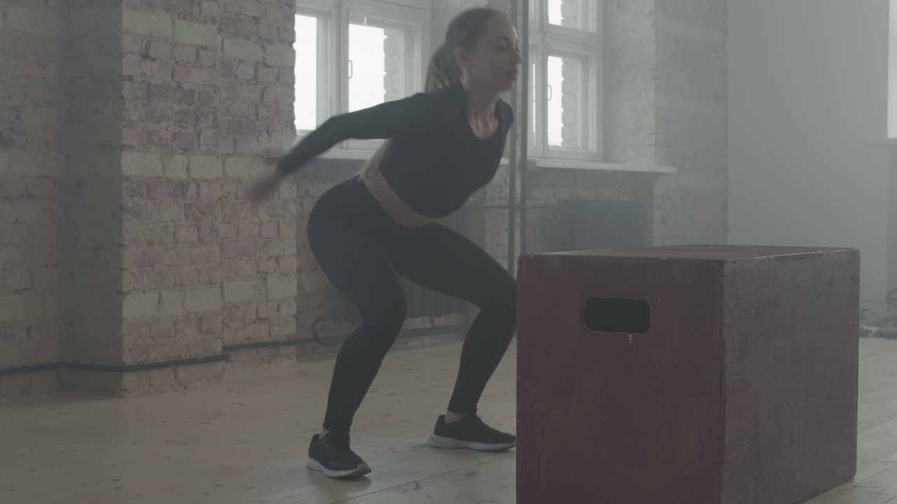 Atleta che esegue l'esercizio box jump